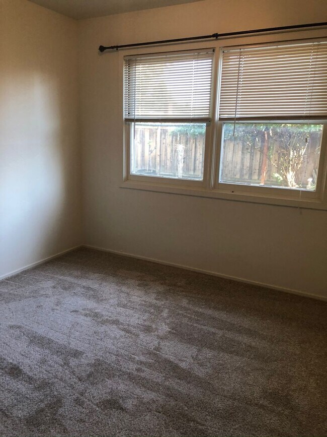Building Photo - Charming Bennett Valley 3 bedroom 2 bath