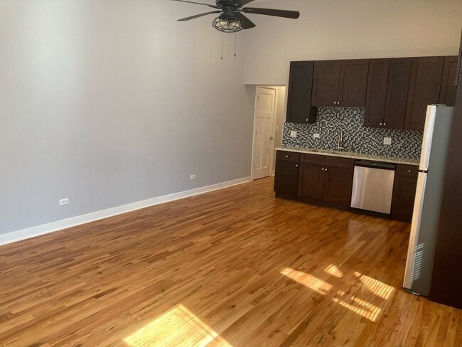 Building Photo - 1929 W Montrose Ave