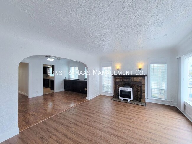 Building Photo - Charming 2-bedroom, 1-bath duplex unit ava...