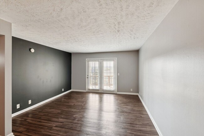 Building Photo - Charming 2BR Condo in Nashville