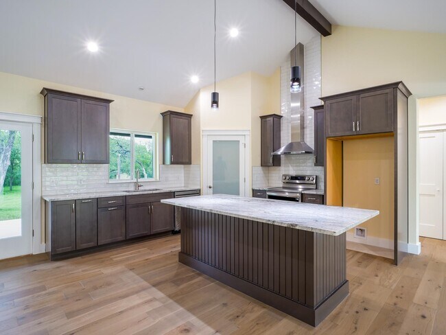 Building Photo - 1415 Bluebonnet Dr