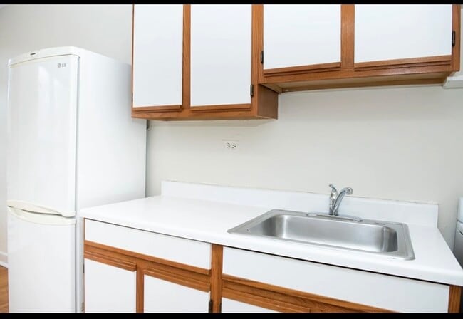 Building Photo - 3345 N Marshfield Ave