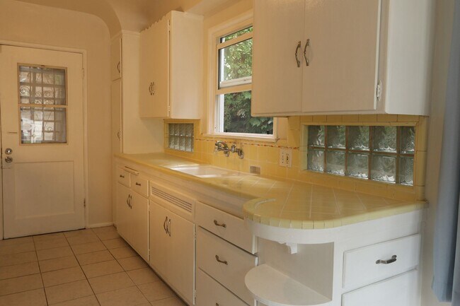 Building Photo - 7114RamsgateAve