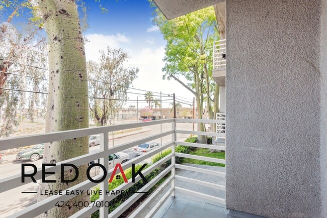 Foto del edificio - 8309 Cedros Ave