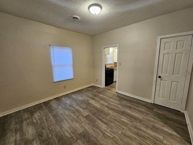 Building Photo - Clean 2 bedroom, 1 bath.