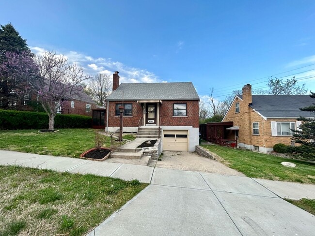 Building Photo - Adorable 3 bedroom 1 bath with garage