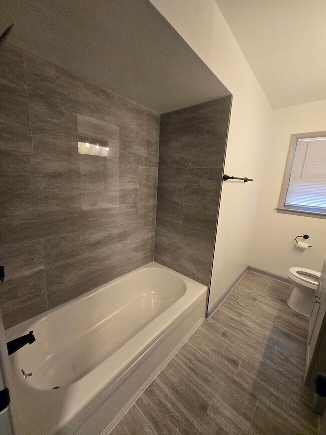 Foto del edificio - Fully Renovated Beauty with Spacious Kitchen, Separate Living Areas & Modern LVP Flooring