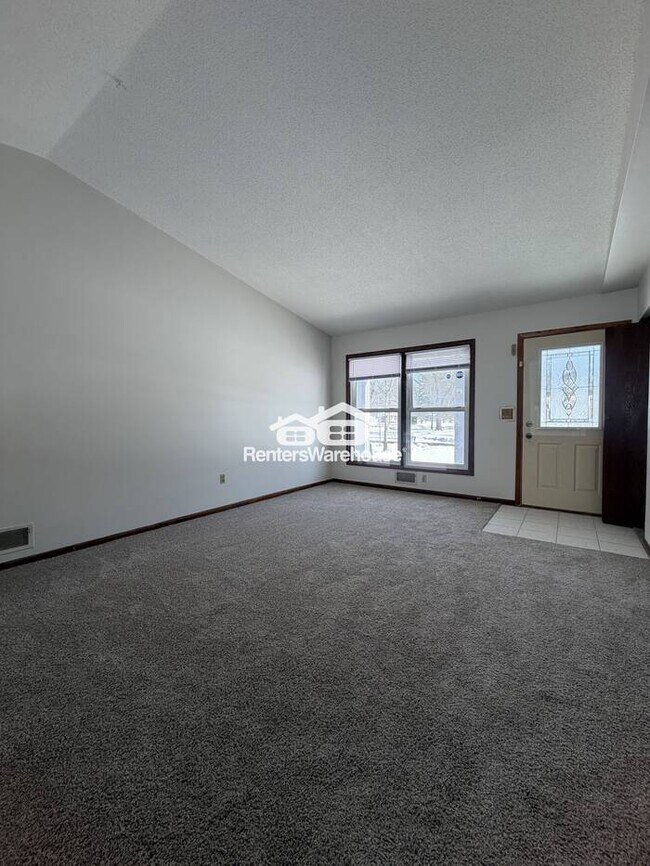 Building Photo - Available Now 3 Bedroom 2 Bath Single Family Home in Brooklyn Park