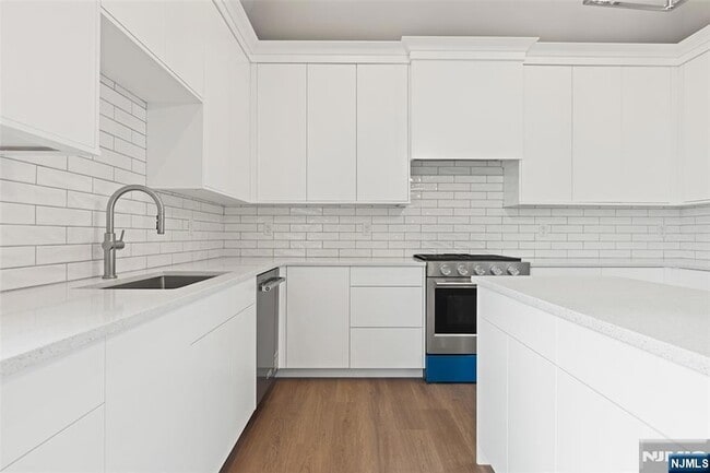 Building Photo - 445 Ramapo Valley Rd