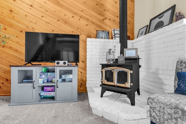 Building Photo - 689 Butte Ave