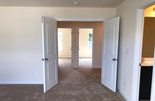 Building Photo - Beautiful Townhome in the steel creek area!