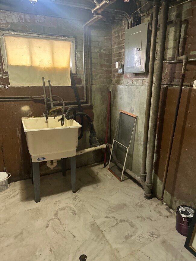 laundry room - 2429 S 16th Ave