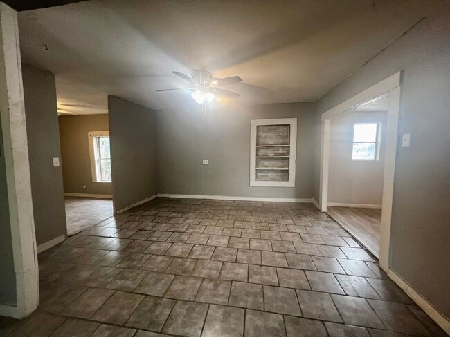 Building Photo - 3 Bedroom in Slaton