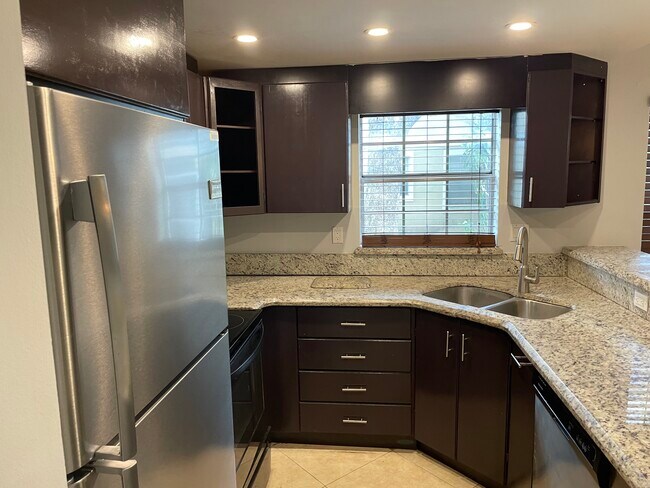 Building Photo - 308 SE 10th Ave