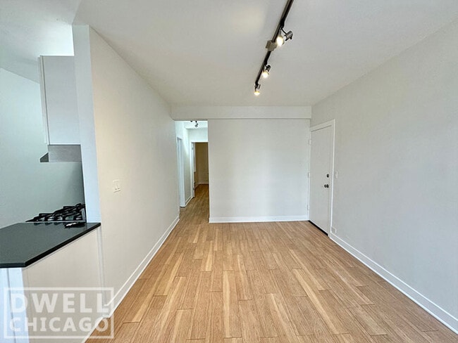 Building Photo - 511 W Belmont Ave