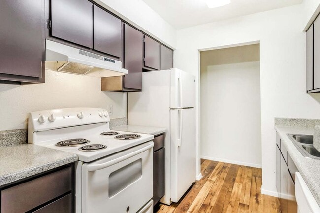 Building Photo - Brandon Oaks