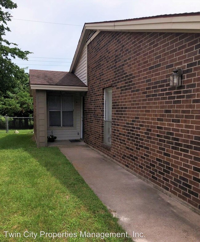 Building Photo - 2611 Pecan Knoll St
