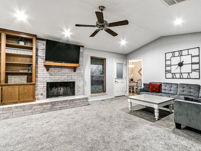 Foto del edificio - NEW LISTING!