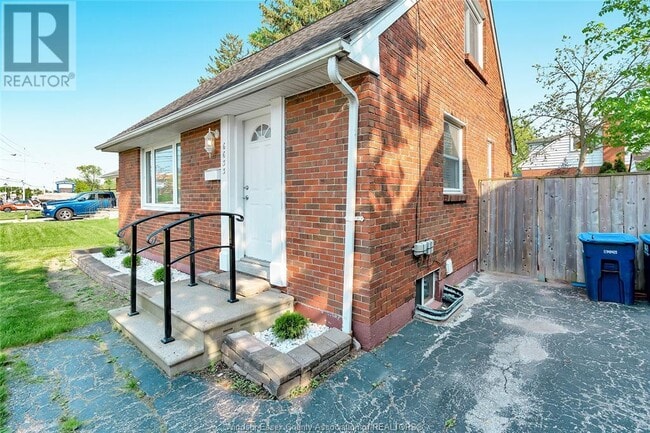 Building Photo - 6633 Wyandotte St E