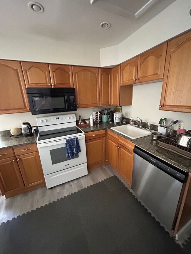 Building Photo - Potomac Village - 4 beds + 3.5 Baths, 3 fi...