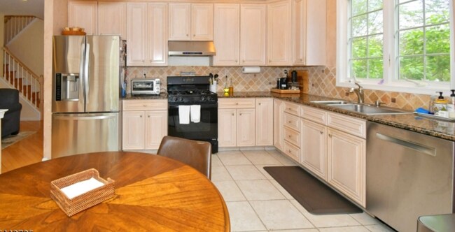 Building Photo - 253 Patriot Hill Dr
