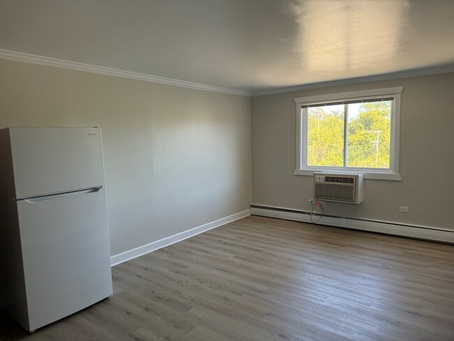 Unit 309 living room - 1351 N Western Ave