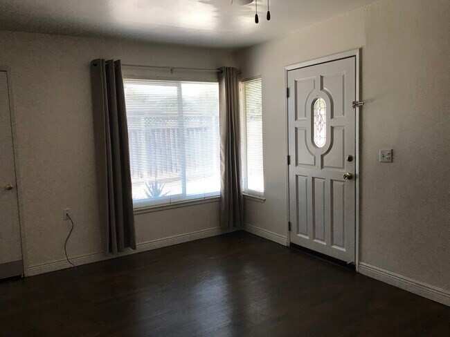 Entrada - 921 Sherman Oaks Dr