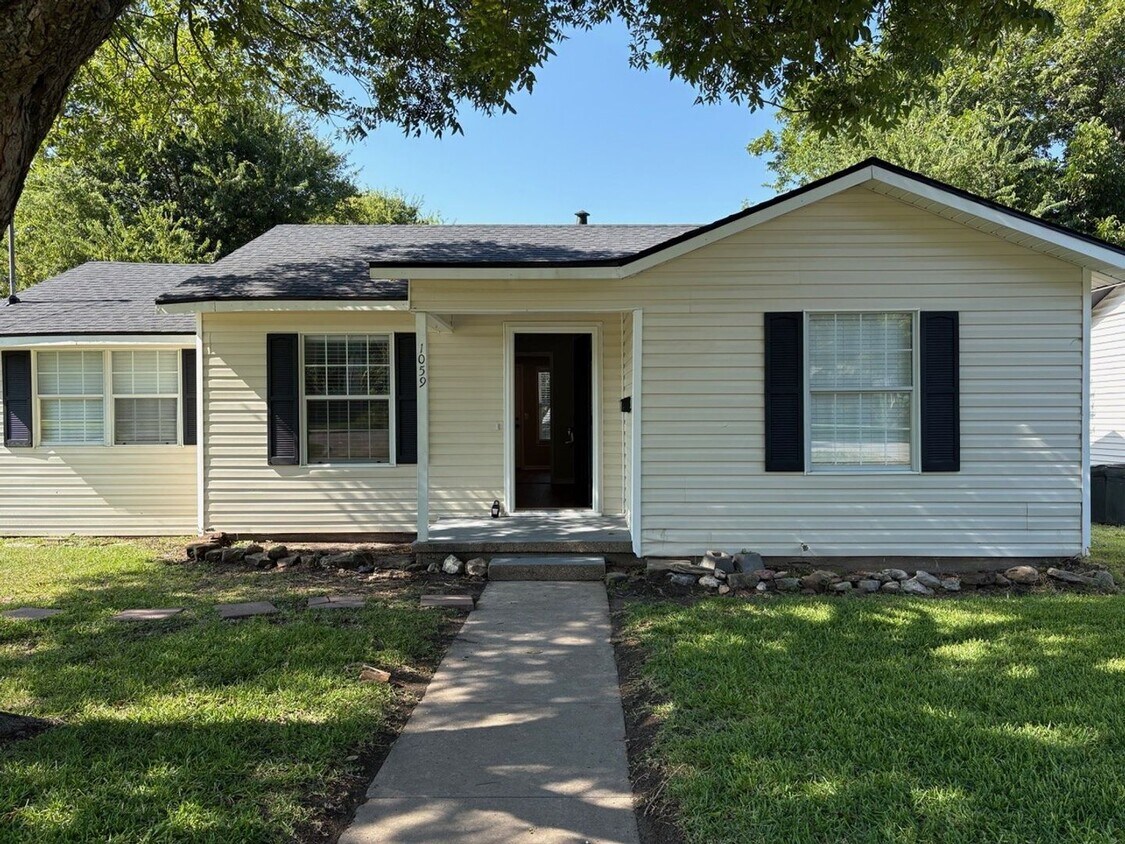 Foto principal - 1059 E Elm St