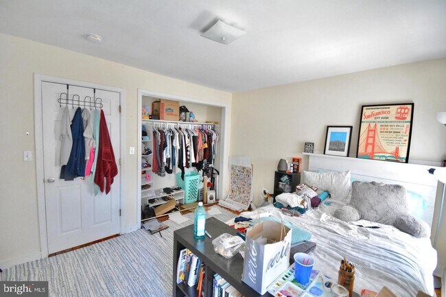 Foto del edificio - 8113 Ridge Ave