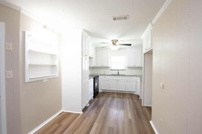 Building Photo - 8805 Woodway Dr