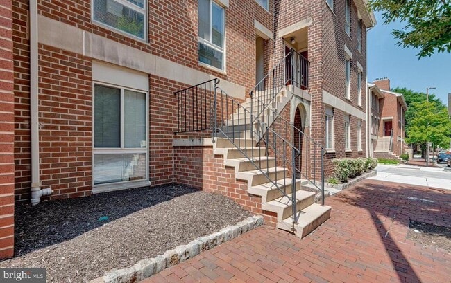 Building Photo - 632 S Charles St