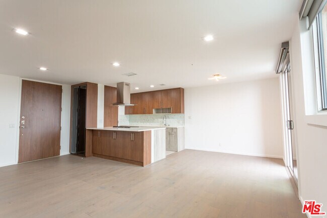 Building Photo - 100 S Doheny Dr