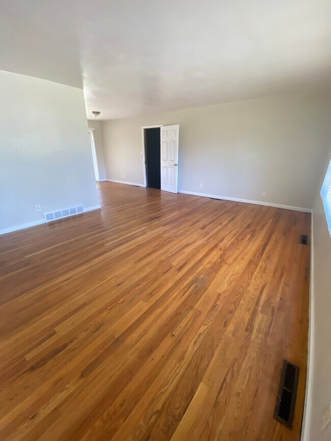Foto del edificio - 6103 Fairlane Dr