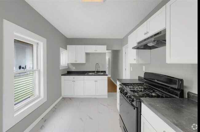 Building Photo - 1055 7th St W