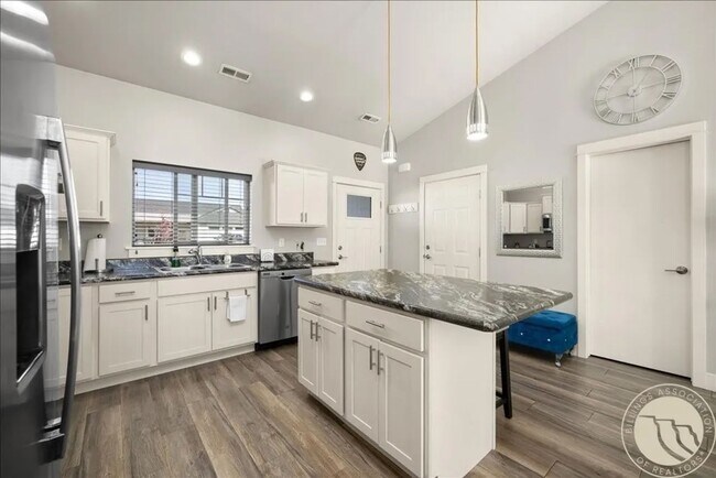 Foto del edificio - Super clean and Newer 2 bed 2 bath