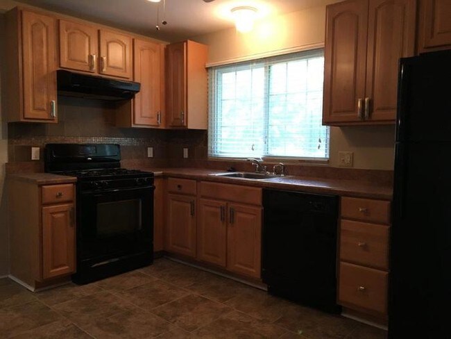 Building Photo - 2550 N Waterford Dr