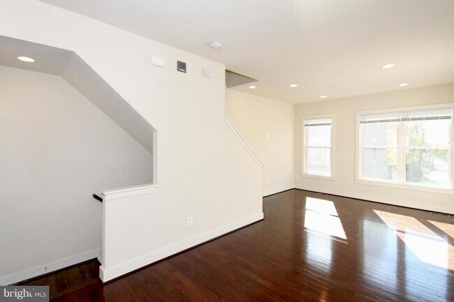 amplia sala de estar - 2854 Chancellor's Way NE