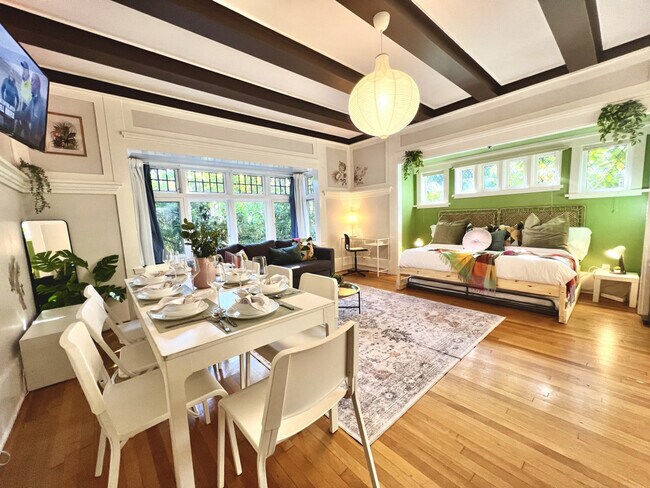 Photo du bâtiment - 1427 W King Edward Ave