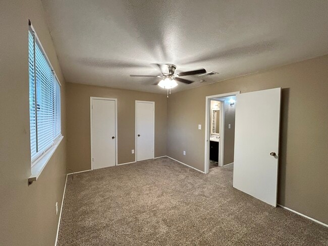 1BR, 1BA - 675 SF Large Bedroom - Royal Oaks Apartments