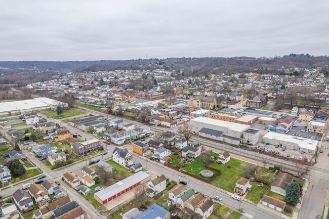 Building Photo - OPEN HOUSE THIS THURSDAY 10/2 AT 5PM! MOVE...