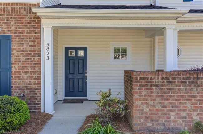 Foto del edificio - Very nice townhome with primary bedroom on...