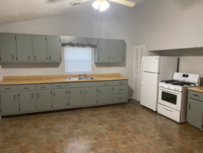 Building Photo - 165 Midway Dr