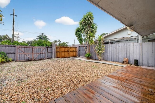 Building Photo - 2500 SW 18th Terrace
