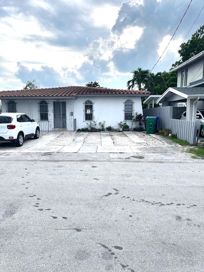 Building Photo - 728 NW 22nd Ct