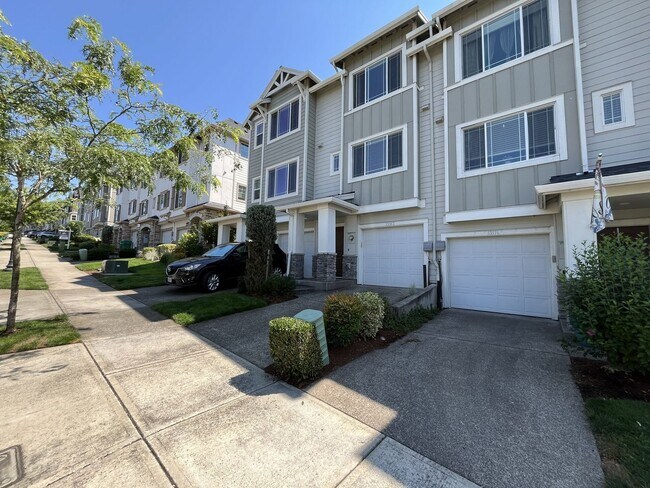 Foto del edificio - Spacious Bull Mountain Townhome Featuring Two Ensuite Bedrooms, Attached Garage & Modern Finishes &