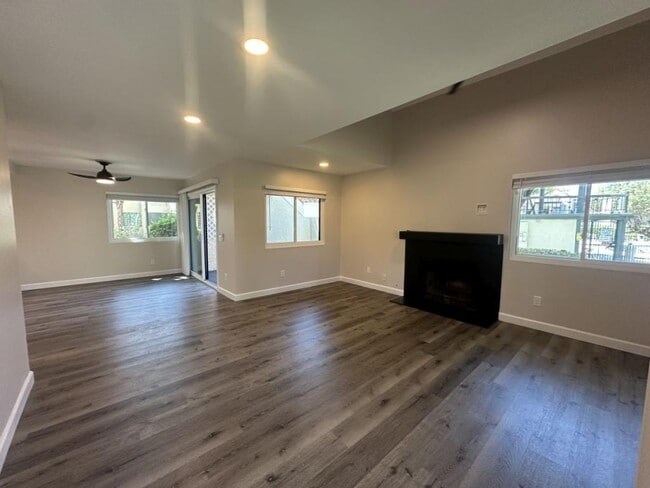 Building Photo - 367 N Melrose Dr