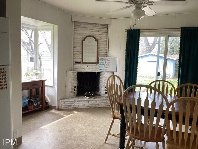 Foto del edificio - 5 br, 3 bath House - 238 W Sacramento Ave