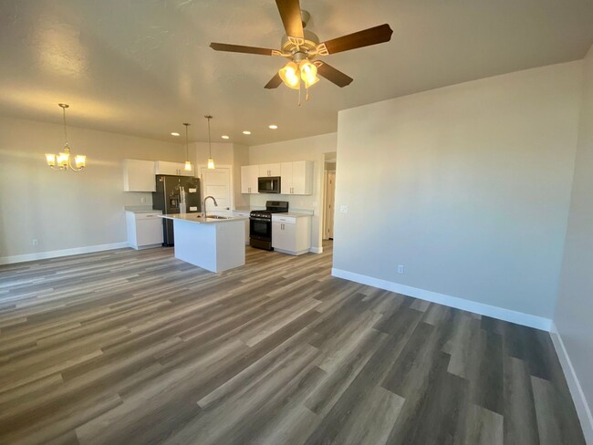 Building Photo - 3 br, 2.5 bath House - 571 E. Eureka Alley