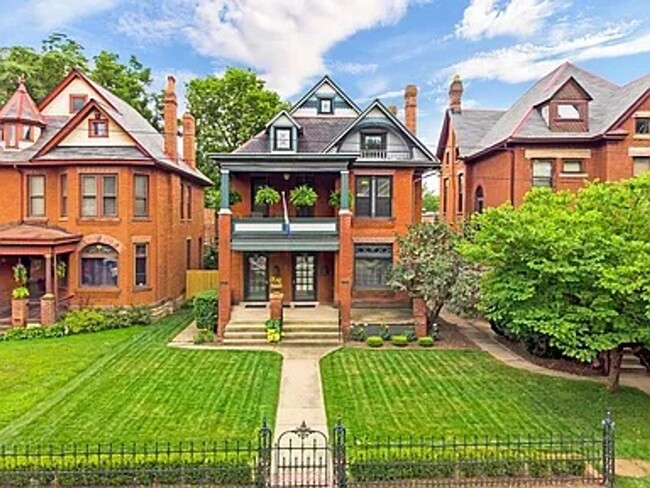 Building Photo - Stunning Victorian Duplex for Rent