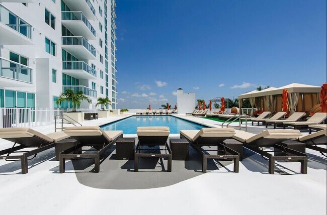 Foto del edificio - 1871 NW South River Dr
